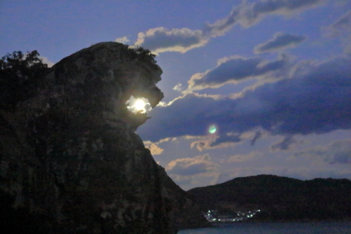 12月19日毎年この時期に満月が獅子岩の口に